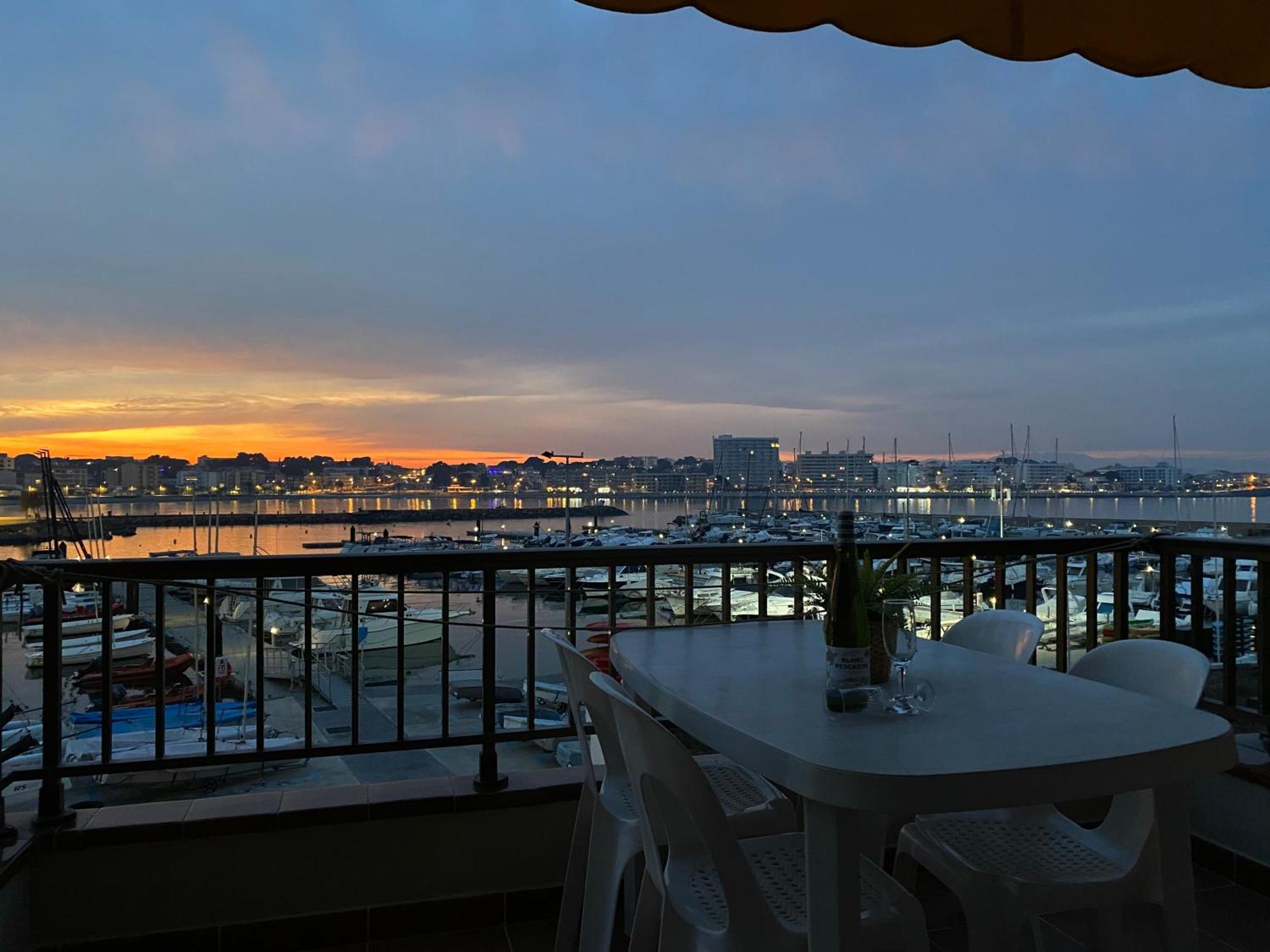 Precioso Apartamento En Primera Linea De Mar L' Escala Екстериор снимка